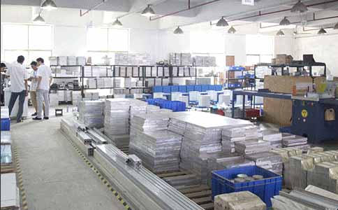 通發(fā)激光的工程師們偶爾也會離開他們的機(jī)器，大家一起研究機(jī)器