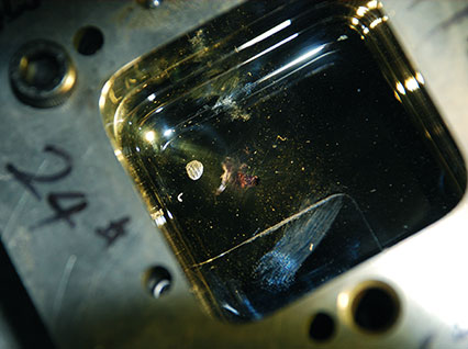 <a href='http://m.bjgouzhu.com.cn/product/3.htm' class='text_a'>模具激光焊機</a>修復(fù)鏡面模具效果